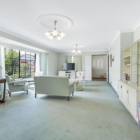Wow, Spacious Home With A Pool Hamilton Exterior photo