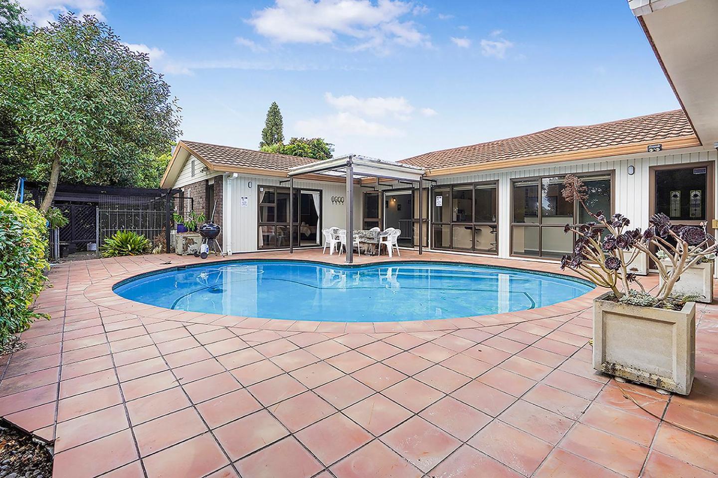 Wow, Spacious Home With A Pool Hamilton Exterior photo