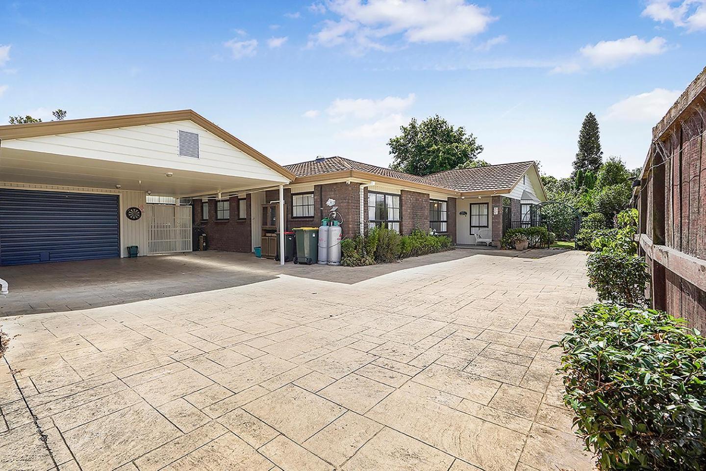 Wow, Spacious Home With A Pool Hamilton Exterior photo