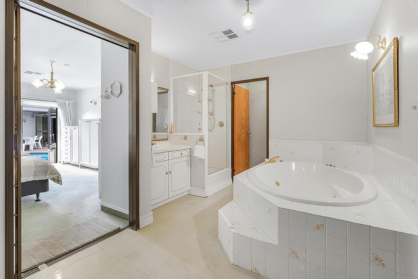 Wow, Spacious Home With A Pool Hamilton Exterior photo
