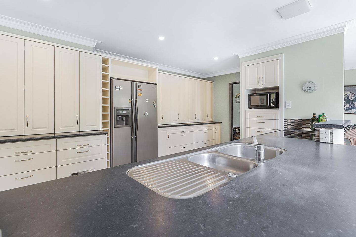 Wow, Spacious Home With A Pool Hamilton Exterior photo