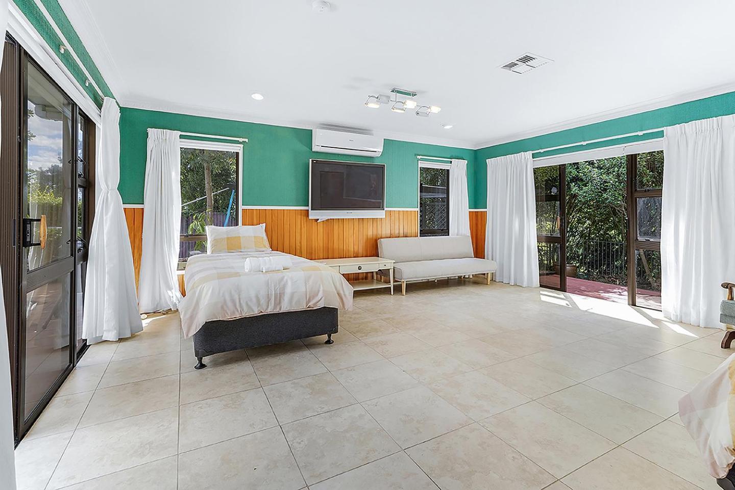 Wow, Spacious Home With A Pool Hamilton Exterior photo