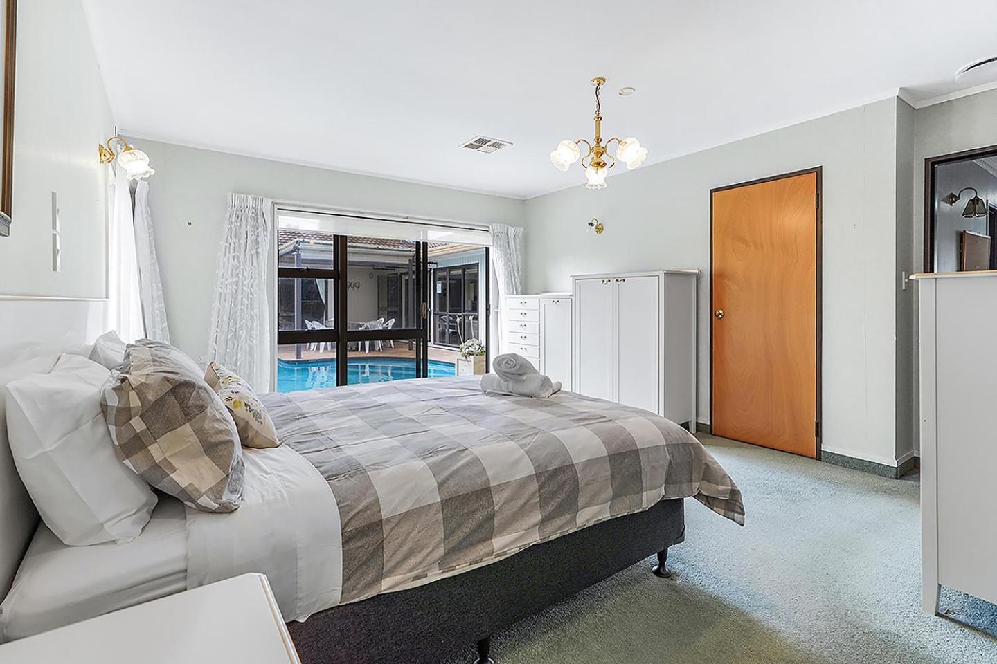 Wow, Spacious Home With A Pool Hamilton Exterior photo