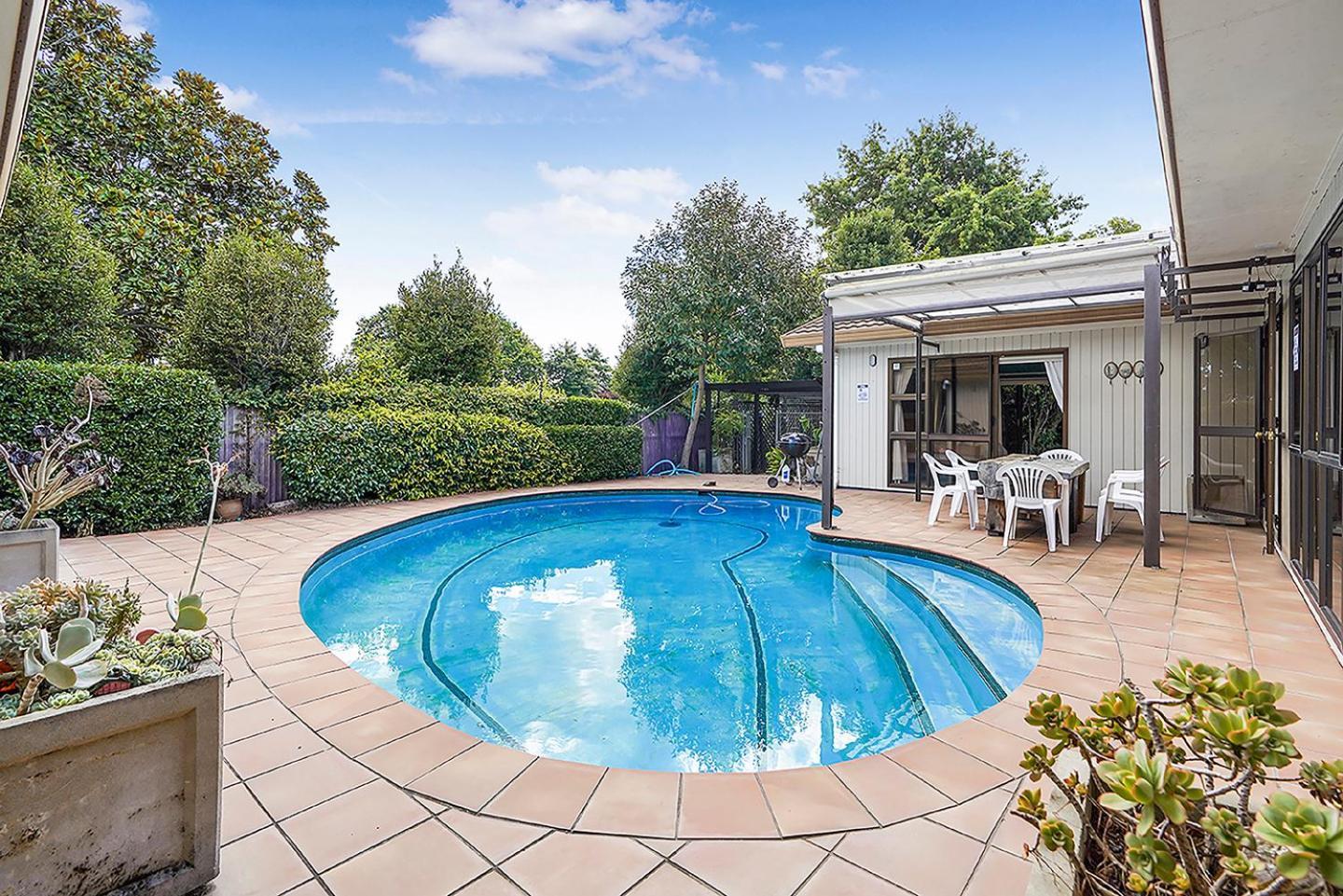 Wow, Spacious Home With A Pool Hamilton Exterior photo
